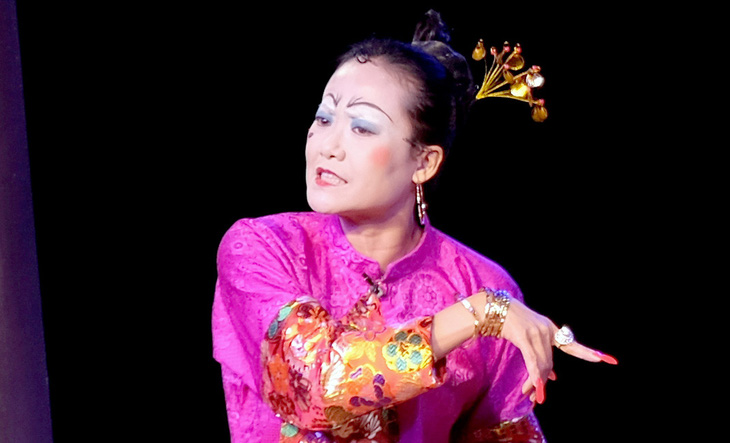 Hồng Ánh “lòe loẹt” trong tạo hình của bà mối Kim Duyên - Ảnh: Linh Đoan