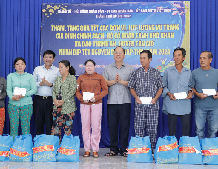 Đoàn đại biểu trao 100 phần quà Tết cho các hộ dân khó khăn tại xã đảo Thạnh An - Ảnh: CẨM NƯƠNG