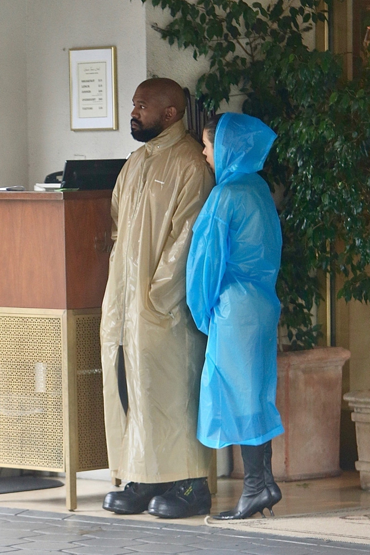 Rapper Kanye West và vợ làm trò lố: Trời không mưa vẫn mặc áo mưa- Ảnh 4.