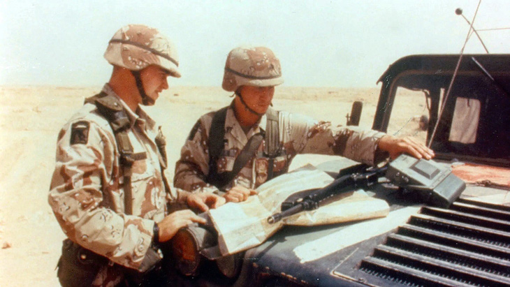 Lính Mỹ dùng máy thu tín hiệu GPS trong chiến dịch Bão sa mạc - Ảnh: Lục quân Mỹ