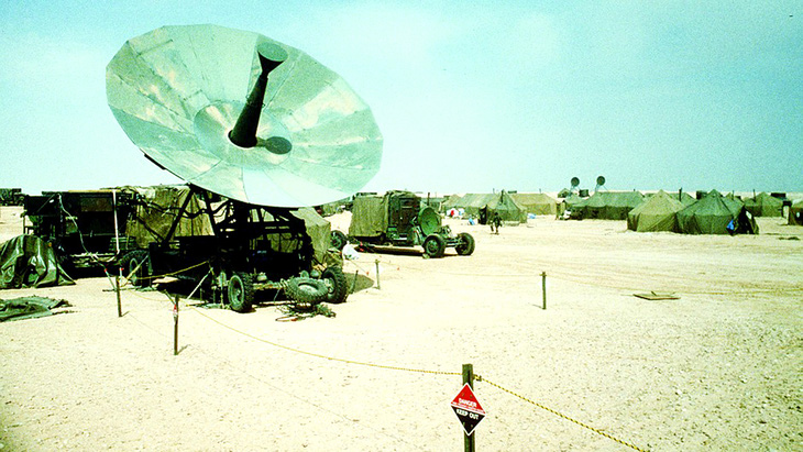 Chảo bắt sóng vệ tinh di động của quân đoàn VII Mỹ trênsa mạc Saudi Arabia năm 1991 - Ảnh: armyhistory.org