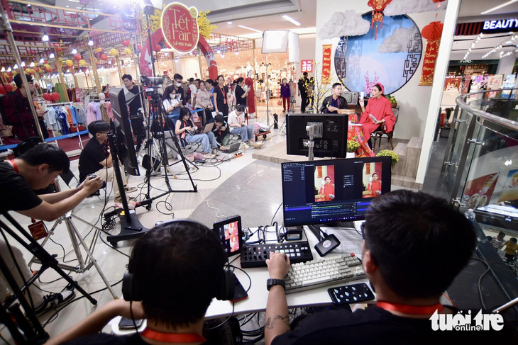 AI livestream bán hàng đang ngày càng bùng nổ tại Việt Nam - Ảnh: QUANG ĐỊNH