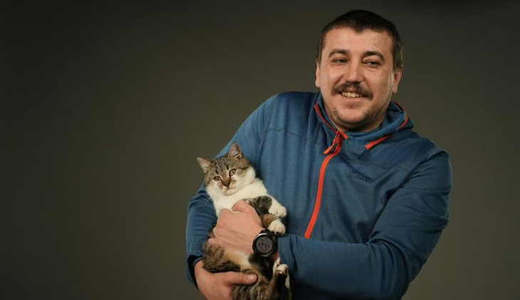 Roman Sinicyn, một sĩ quan quân đội Ukraine và là chủ của mèo Syrsky - Ảnh:SINICYN