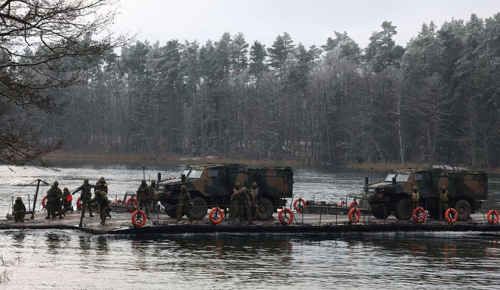 Quân đội Ba Lan vận chuyển phương tiện quân sự qua vùng Suwalki Gap trong khuôn khổ cuộc diễn tập TUMAK-22 của NATO hôm 25-11-2022 - Ảnh: REUTERS