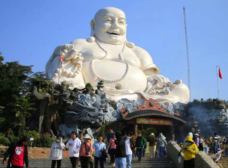 Khu du lịch núi Cấm nơi có tượng Phật Di Lặc lớn nhất Đông Nam Á - Ảnh: ĐẶNG TUYẾT