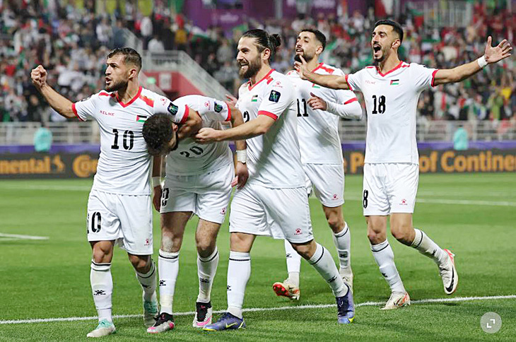 Niềm vui chiến thắng của các cầu thủ Palestine - Ảnh: AP