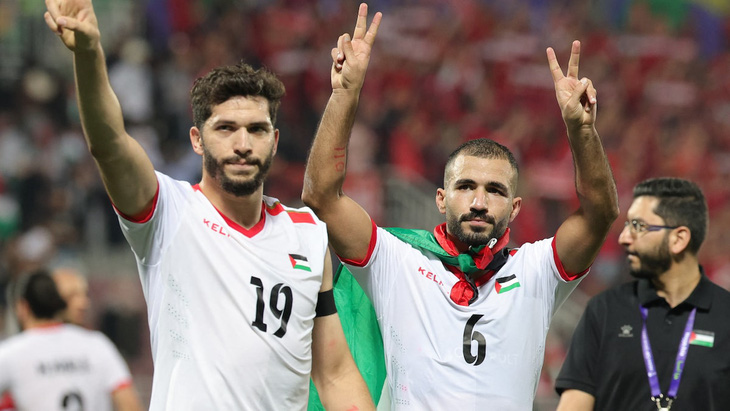 Biểu tượng chiến thắng của các cầu thủ Palestine - Ảnh: AP