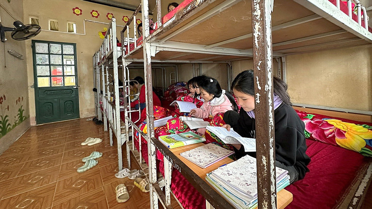 Học sinh Trường phổ thông dân tộc bán trú tiểu học và THCS Hầu Thào (thị xã SaPa, Lào Cai) tự học tại phòng ở bán trú để tránh rét - Ảnh: GVCC