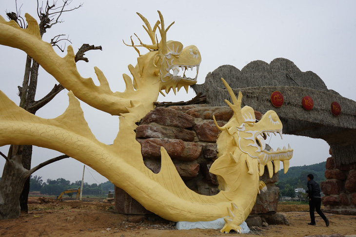 Đầu rồng đang được thi công tại khuôn viên của một doanh nghiệp ở xã Tiên Trang, huyện Quảng Xương - Ảnh: CTV