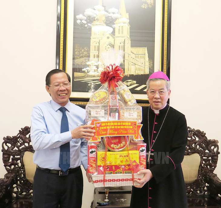 Chủ tịch UBND TP.HCM Phan Văn Mãi tặng quà và chúc Tết giám mục Giuse Nguyễn Năng - Ảnh: THÀNH ỦY TP.HCM 