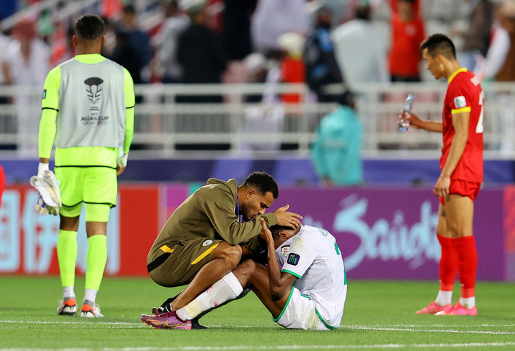 Sự thất vọng của cầu thủ Oman sau khi bị loại khỏi Asian Cup 2023 - Ảnh: REUTERS