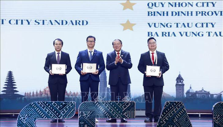 Bộ trưởng Bộ Văn hóa, Thể thao và Du lịch Việt Nam Nguyễn Văn Hùng chụp ảnh chung cùng đại diện các đơn vị Việt Nam được nhận Giải thưởng Du lịch ASEAN 2024 ngày 26-1 - Ảnh: TTXVN