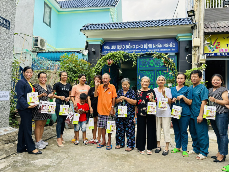Nhà lưu trú 0 đồng dành cho bệnh nhân nghèo do vợ chồng tác giả bài viết (thứ ba từ phải qua) xây dựng tại phường Long Phước, TP Thủ Đức, TP.HCM
