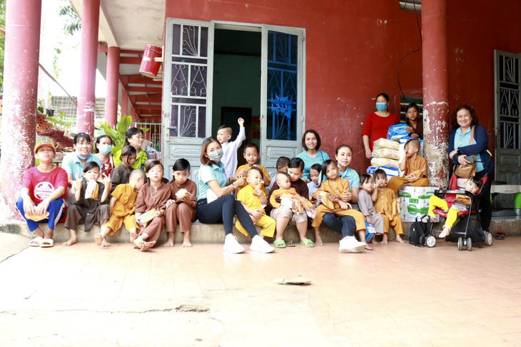 Thăm và tặng quà trẻ em nghèo dịp Tết 2023 tại xã Sró, huyện Kông Chro, Gia Lai
