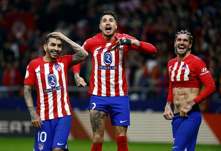 Niềm vui của Atletico Madrid sau thắng lợi trước Sevilla - Ảnh: REUTERS