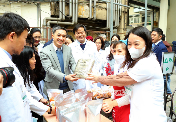 Thứ trưởng Bộ Y tế Trần Văn Thuấn (thứ 5 từ trái) tham gia phiên chợ Tết yêu thương - Ảnh: THẾ ANH