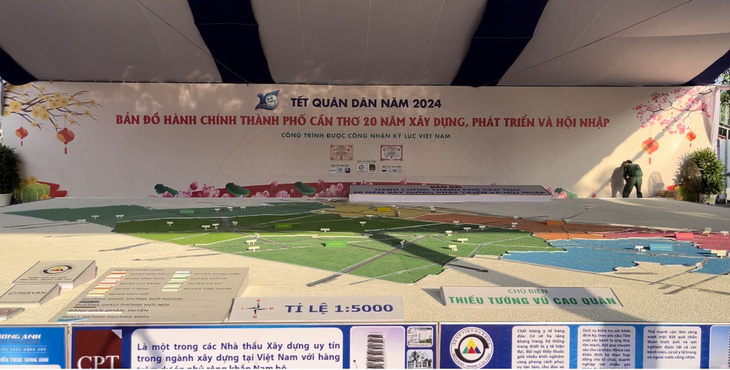 Bản đồ hành chính thành phố Cần Thơ bằng gạo pha màu lớn nhất Việt Nam có diện tích 14m x 17m, nguyên liệu thực hiện bằng hạt gạo - Ảnh: LAN NGỌC