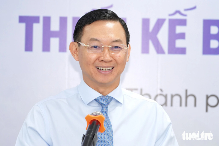 Ông Trần Phước Anh, giám đốc Sở Ngoại vụ TP.HCM, mong công trình sẽ được khánh thành vào tháng 9 - Ảnh: HỮU HẠNH