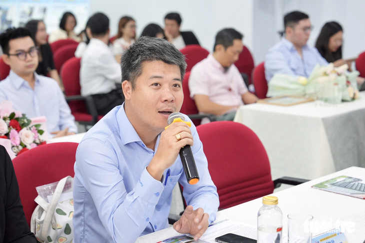 Ông Lê Quang Đạo, trưởng phòng hạ tầng kỹ thuật Sở Xây dựng TP.HCM, đặt câu hỏi với tác giả đoạt giải ba Đỗ Anh Ngọc - Ảnh: HỮU HẠNH