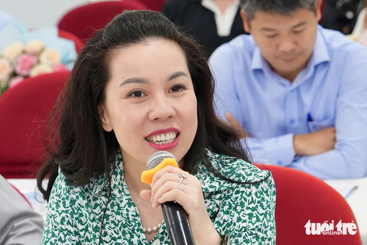 Bà Phạm Trần Thanh Thảo đặt câu hỏi về tính khả thi của ý tưởng Nối vòng tay lớn - Ảnh: HỮU HẠNH
