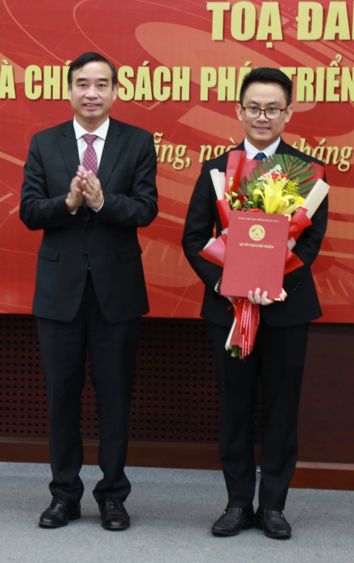 Ông Lê Hoàng Phúc (phải) làm giám đốc trung tâm nghiên cứu, đào tạo thiết kế vi mạch và trí tuệ nhân tạo Đà Nẵng (DSAC) - Ảnh: Đ.N.