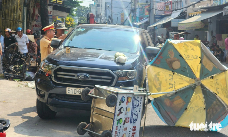 Chiếc ô tô bán tải tại hiện trường vụ tai nạn - Ảnh: NGỌC KHẢI