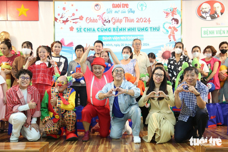 Các nghệ sĩ Bạch Long, Phi Vũ, Minh Đức, các ca sĩ nhí cùng đại diện báo Tuổi Trẻ, Bệnh viện Nhi đồng 2 trao quà cho bệnh nhi ung thư - Ảnh: PHƯƠNG QUYÊN