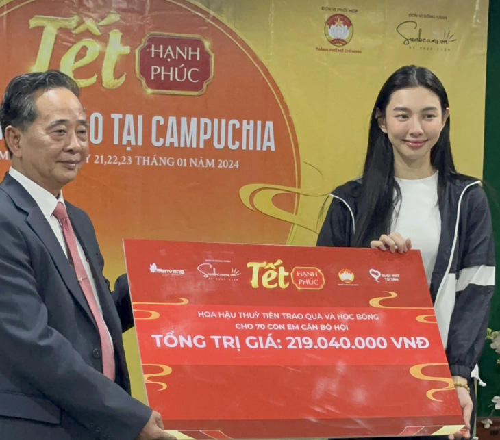 Hoa hậu Thùy Tiên tặng quà Tết cho kiều bào Campuchia - Ảnh: NVCC