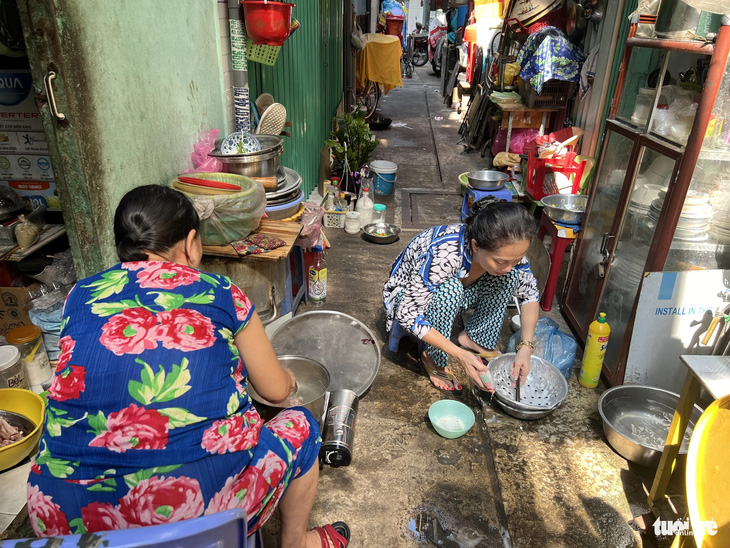 Một khu bếp được dời ra ngoài hẻm để tiết kiệm không gian sinh hoạt trong nhà quá nhỏ  - ẢNH: TRÚC QUYÊN