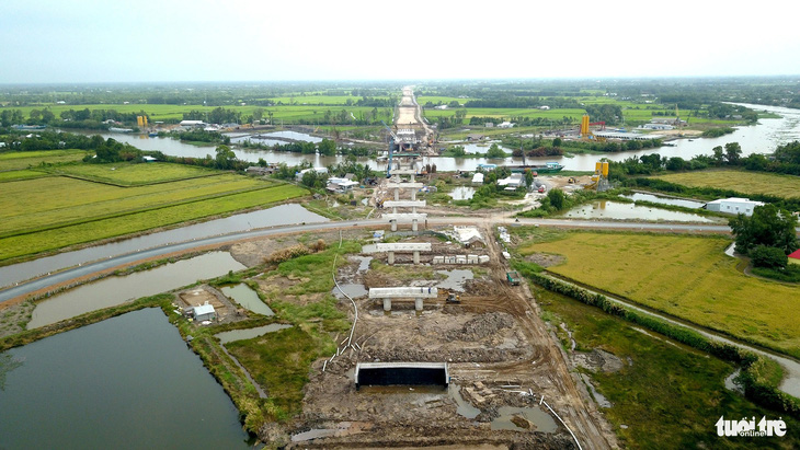Dự án đường cao tốc Cần Thơ - Cà Mau đang được tích cực  thi công - Ảnh: CHÍ QUỐC