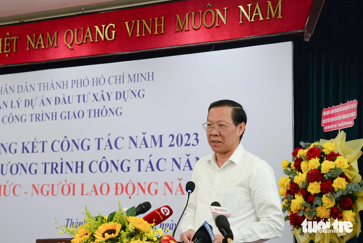 Chủ tịch UBND TP.HCM Phan Văn Mãi phát biểu tại hội nghị tổng kết năm 2023 của Ban Quản lý dự án đầu tư xây dựng các công trình giao thông - Ảnh: CHÂU TUẤN
