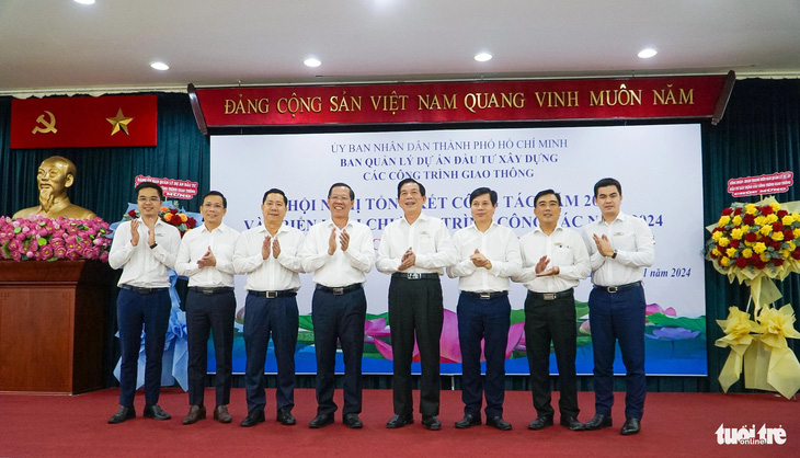 Chủ tịch UBND TP.HCM Phan Văn Mãi cùng đại diện các sở ban ngành tại hội nghị tổng kết năm 2023 của Ban Quản lý dự án đầu tư xây dựng các công trình giao thông - Ảnh: CHÂU TUẤN