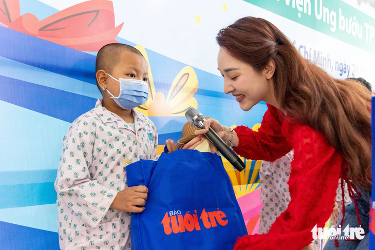 1.000 phần quà xuân được chương trình Ước mơ của Thúy tặng tận tay các bệnh nhi ung thư đang điều trị tại 10 bệnh viện ở Hà Nội, Đà Nẵng, Thừa Thiên Huế và TP.HCM dịp này - Ảnh: THẾ BẢO