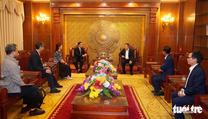 Phó chủ tịch UBND tỉnh Quảng Trị Hà Sỹ Đồng (phải) tiếp Công ty Phương Nam Trung Quốc - Ảnh: QUANG HÀ