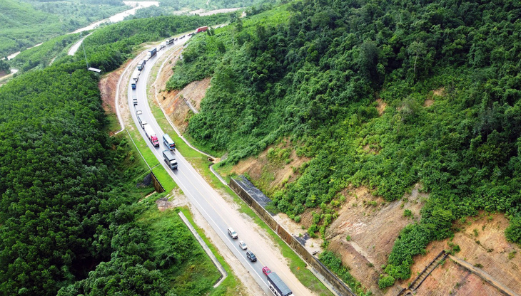 Cơ quan chức năng, chính quyền địa phương đang đốc thúc, đẩy nhanh tiến độ bàn giao mặt bằng để triển khai dự án cao tốc Hòa Liên - Túy Loan (Đà Nẵng), dự kiến đưa vào khai thác trong năm 2025 - Ảnh: ĐOÀN CƯỜNG