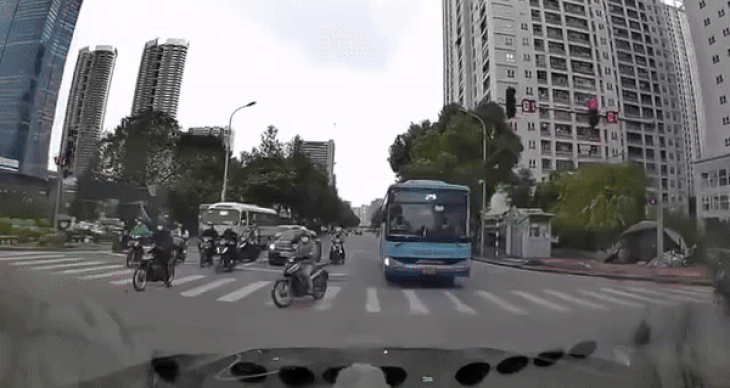 Hình ảnh tài xế xe buýt chặn đầu xe đi đúng chiều - Ảnh: V.A.