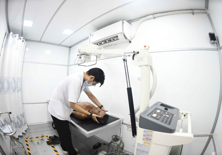 Lần đầu tiên, Viện Y dược học dân tộc TP.HCM dùng xe chụp X-quang, siêu âm lưu động do Báo Tuổi Trẻ và Hội Đông y TP.HCM tài trợ để phục vụ thăm khám cho người dân - Ảnh: CHẾ TRUNG