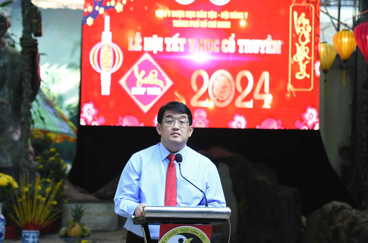 Ông Huỳnh Nguyễn Lộc - viện trưởng Viện Y dược học dân tộc TP.HCM - phát biểu tại Lễ hội Tết y học cổ truyền xuân Giáp Thìn 2024 - Ảnh: CHẾ TRUNG