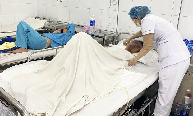 Một bệnh nhân đang được điều trị tại bệnh viện - Ảnh: LÊ TRUNG