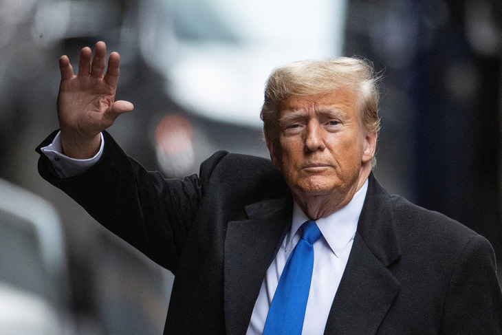 Cựu tổng thống Donald Trump vẫy tay chào khi đến New York ngày 25-1 - Ảnh: REUTERS