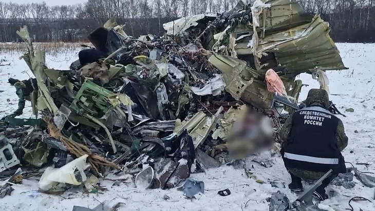 Hiện trường vụ rơi máy bay vận tải Nga nghi làm chết 65 tù nhân chiến tranh Ukraine hôm 24-1 - Ảnh: AFP