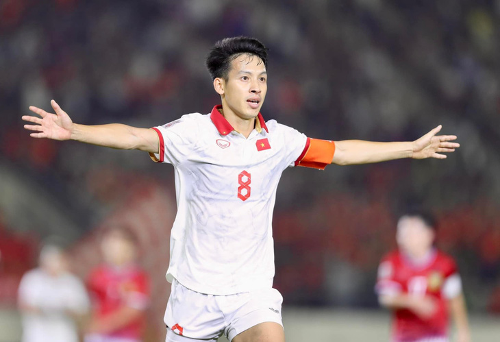 Tiền vệ Hùng Dũng đeo băng đội trưởng đội tuyển Việt Nam trong trận đấu với Indonesia - Ảnh: NGUYÊN KHÔI