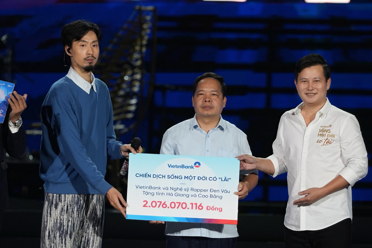 VietinBank đã cùng nghệ sĩ, rapper Đen Vâu trao quà tặng trị giá hơn 2 tỉ đồng đến 2 tỉnh Hà Giang và Cao Bằng với mục tiêu góp sức, chung tay chia sẻ, giúp đỡ những hoàn cảnh khó khăn - Ảnh: Vietinbank