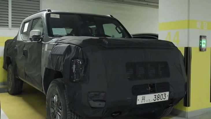 Phiên bản thử nghiệm của bán tải Kia xuất hiện tại Hàn Quốc với phong cách vuông vắn rõ rệt - Ảnh cắt từ video, nguồn: Woopa TV