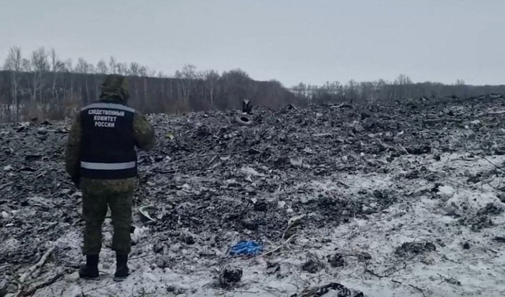 Hiện trường vụ máy bay vận tải quân sự Nga Ilyushin Il-76 gặp nạn ở vùng Belgorod (Nga) trong bức ảnh do Ủy ban Điều tra Nga công bố ngày 25-1 - Ảnh: REUTERS 