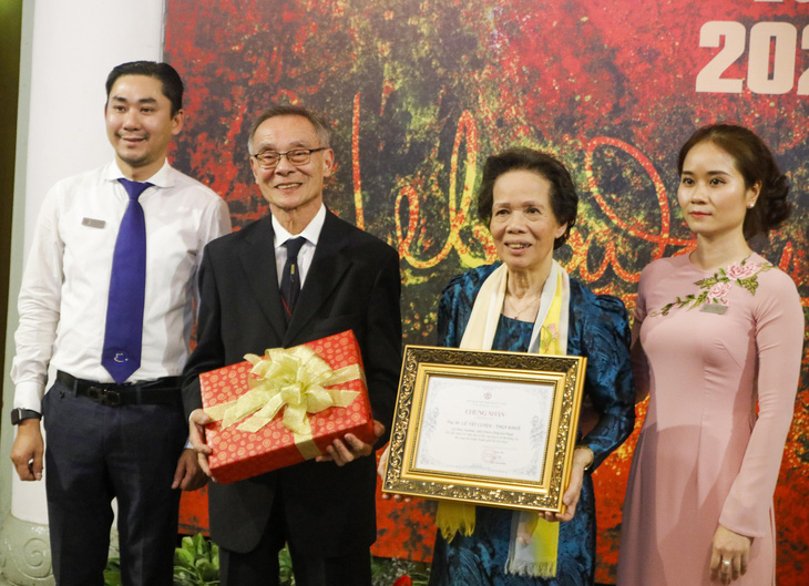 Ông bà Lê Tất Luyện - Thụy Khuê (giữa) nhận giấy chứng nhận hiến tặng tác phẩm, tư liệu của họa sĩ Lê Bá Đảng từ Bảo tàng Mỹ thuật TP.HCM - Ảnh: HỒ LAM