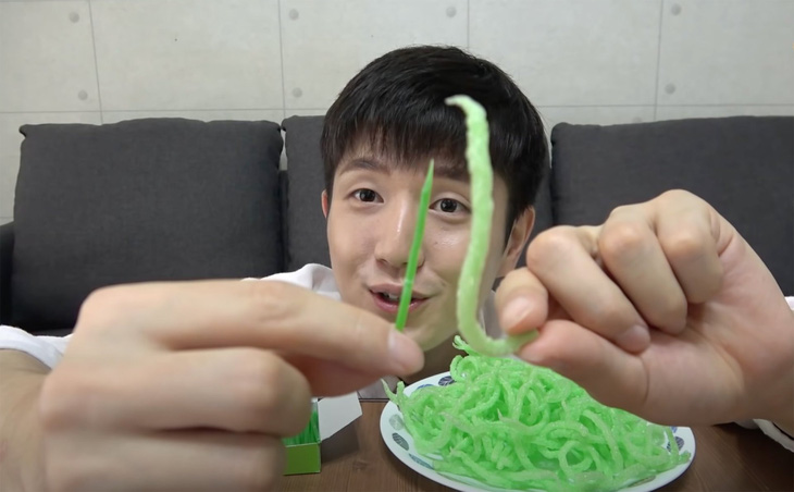 Ảnh chụp màn hình video YouTube cho thấy một người dùng Hàn Quốc khoe đĩa tăm xỉa răng vừa chiên