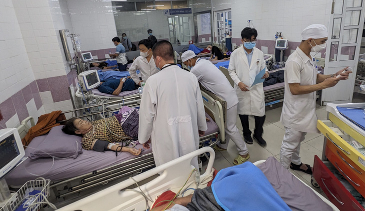 Nhiều người nghi ngộ độc thực phẩm đang điều trị tại Bệnh viện Đa khoa Hoàng Tuấn - Ảnh: Bệnh viện cung cấp