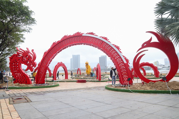 Người dân Đà Nẵng thích thú với các linh vật rồng độc lạ- Ảnh 2. Linh vật rồng được thiết kế thành cổng chào trên đường Bạch Đằng, Đà Nẵng