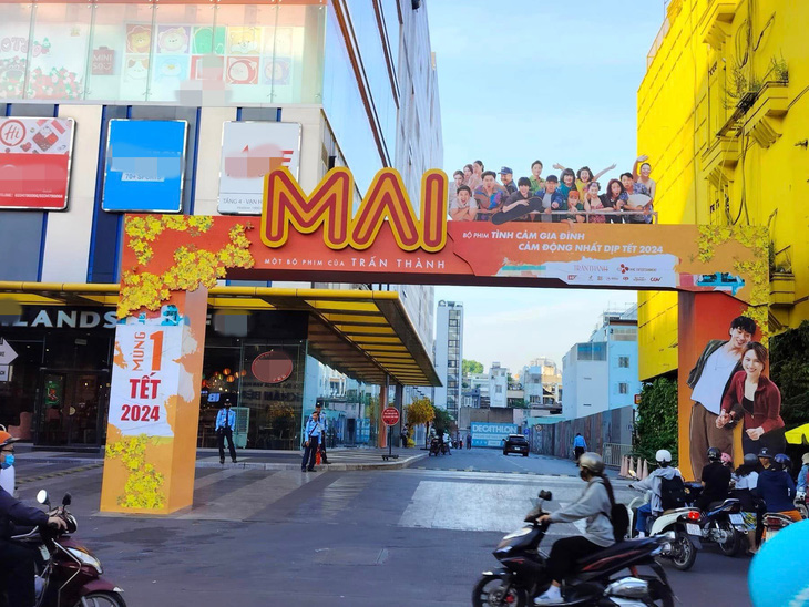 Cổng chào phim Mai được dựng tại trung tâm mua sắm lớn ở TP.HCM